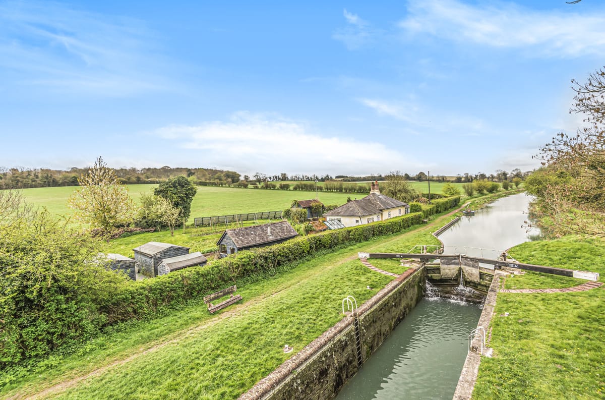 How to sell a canalside house (and how I can help)